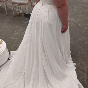 Beautiful wedding dress (David's bridal)